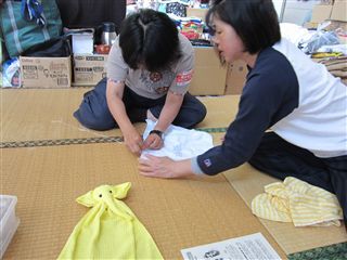 美容師の方がボラに教えている_s.jpg